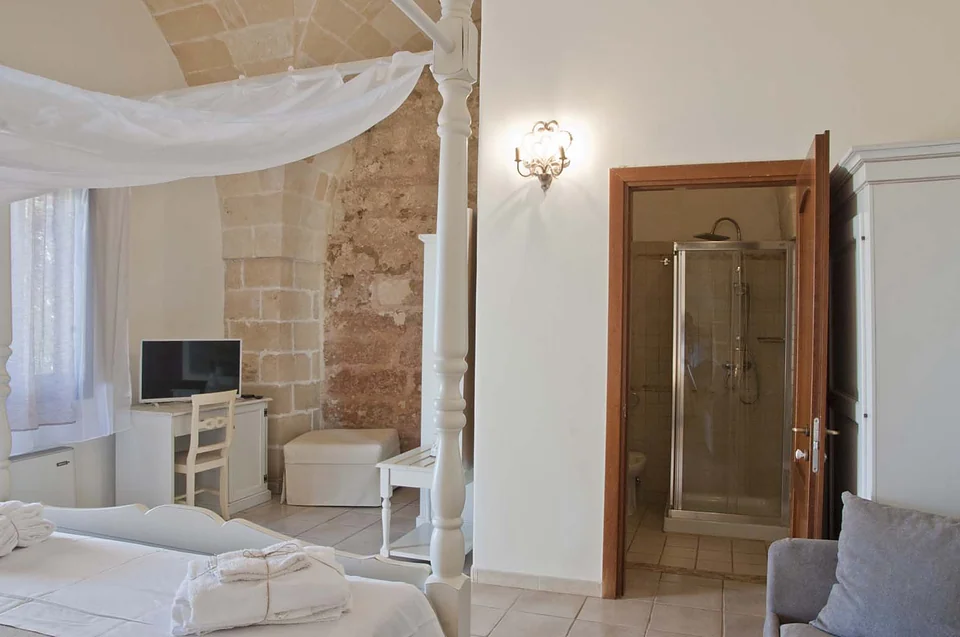 Chambre aux murs de pierre
