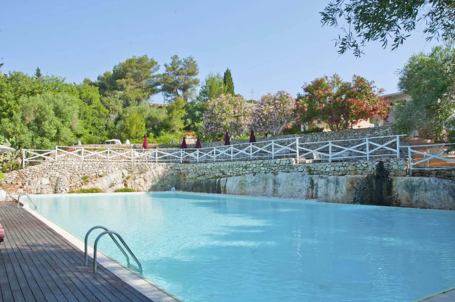 Kinderpool zwischen Olivenbäumen