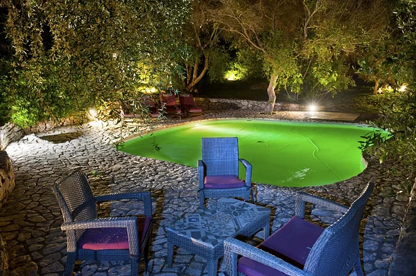 Piscina e lettini