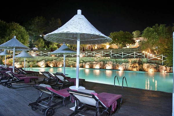 Liegen am Pool am Abend