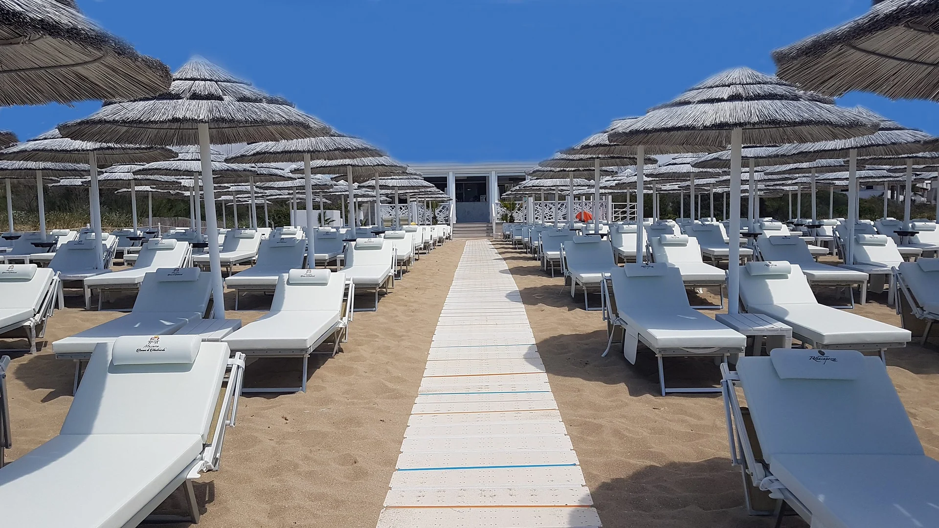 Sombrillas y tumbonas del Rottacapozza Lounge Beach
