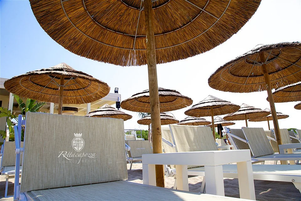 Sombrillas de paja de la playa