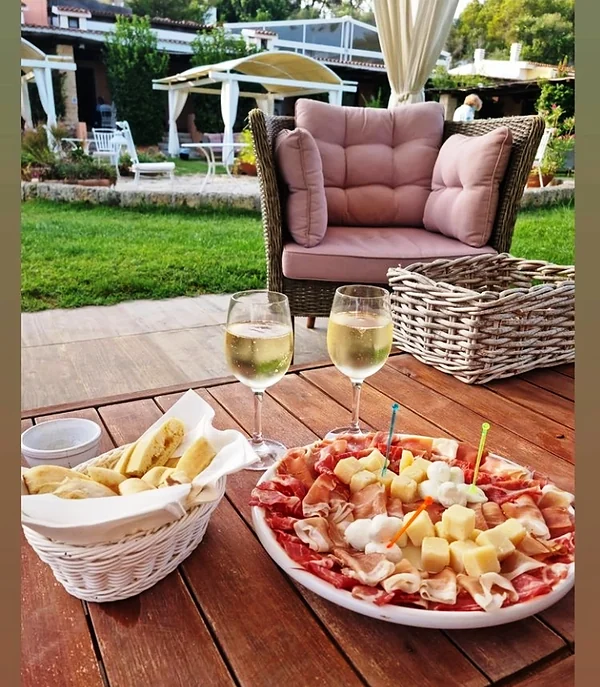 Aperitivo in giardino per due persone