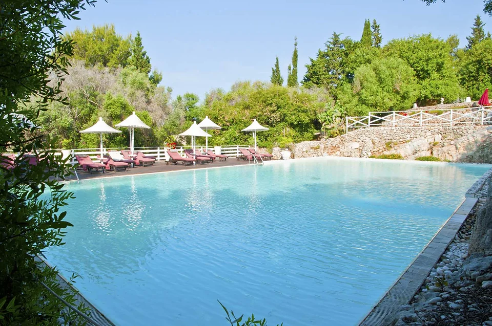 Piscine pour adultes creusée dans la roche et entourée de maquis méditerranéen