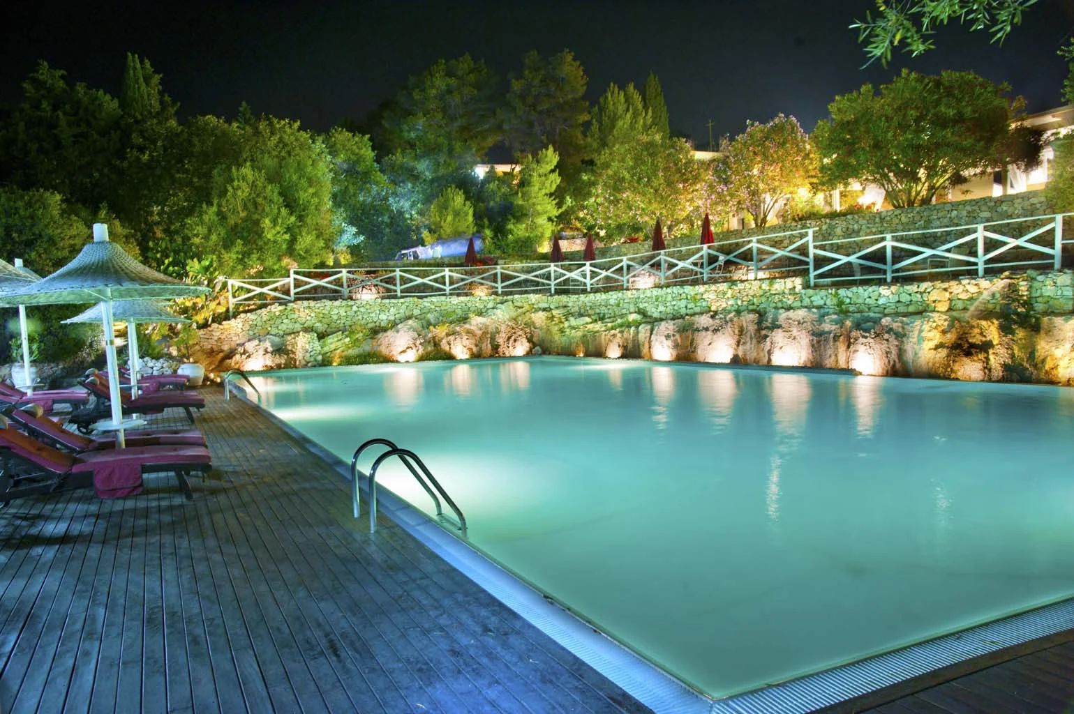 Piscina illuminata di sera