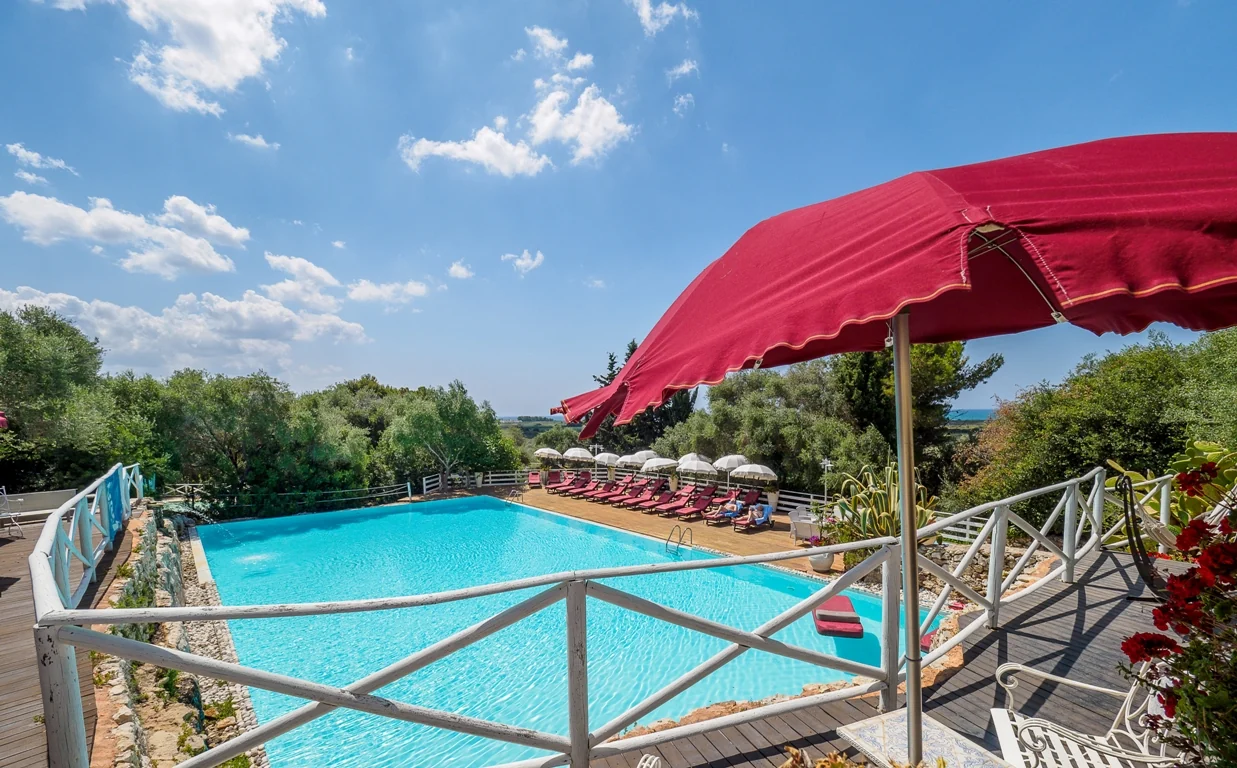 Piscina della masseria con vista sul mare