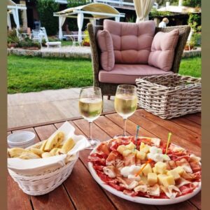 Aperitivo in giardino per due persone