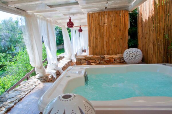 Jacuzzi corner in esclusiva tra gli ulivi - immagine 2