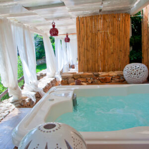 Jacuzzi corner in esclusiva tra gli ulivi