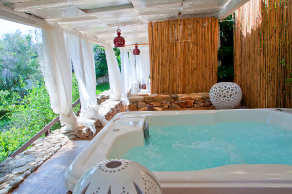 Jacuzzi corner in esclusiva tra gli ulivi